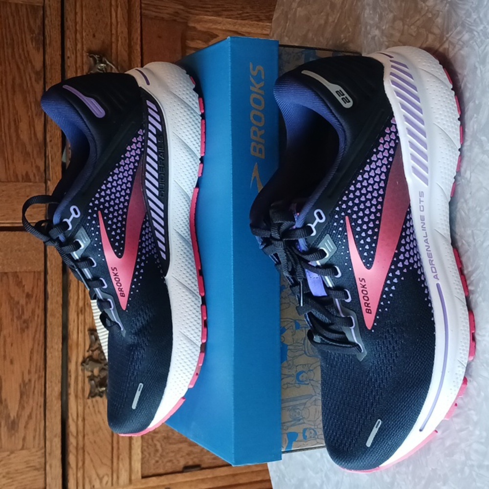 NWT Women's Brooks Adrenaline GTS 22 size 10.5 wide/D